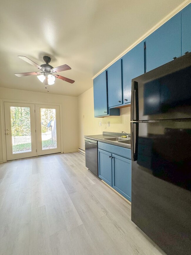 Building Photo - 3Bedroom/1.5Bath Charlottesville Townhouse...