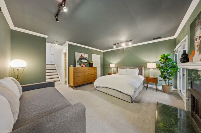 Building Photo - 657 N Carpenter St