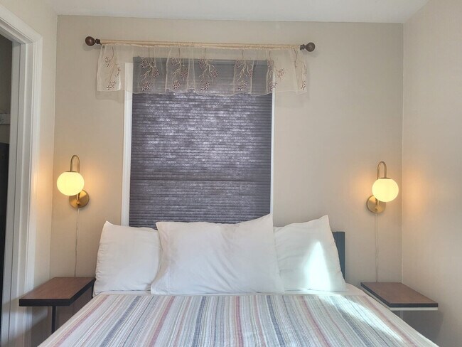 Building Photo - 2028 Pimmit Dr