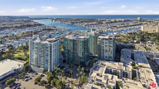 Building Photo - 13650 Marina Pointe Dr