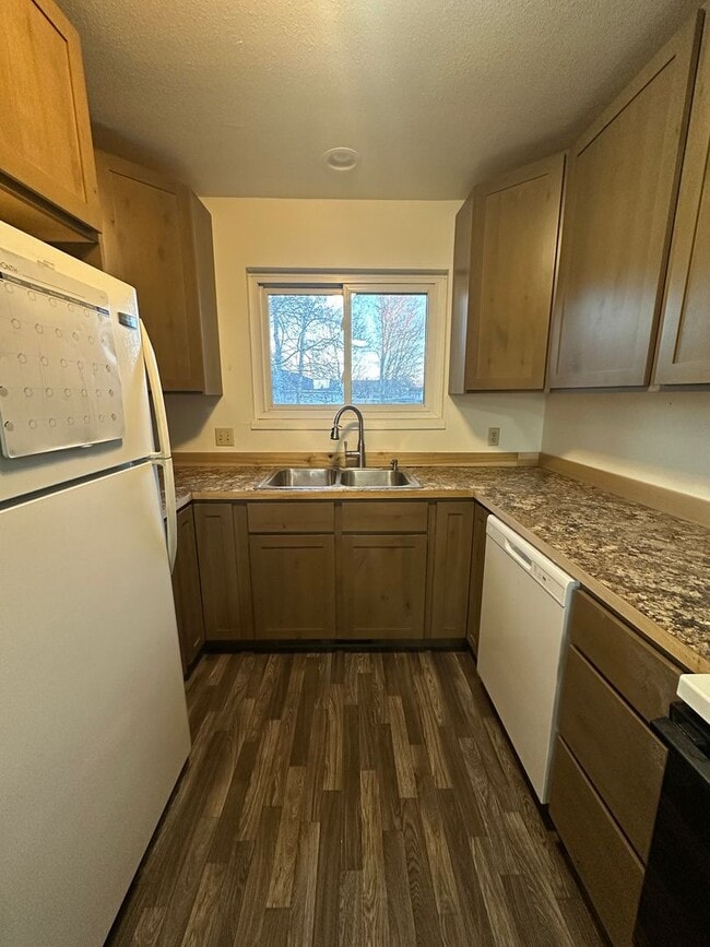 Building Photo - Spacious, three level, 4 Bed 2.5 bath Townhome in Ammon right behind the Walmart on Hitt.