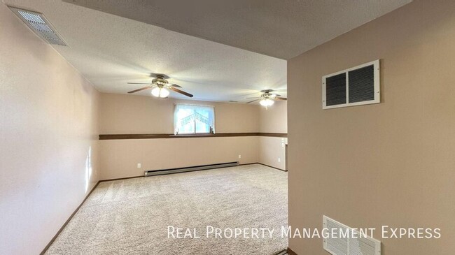 Building Photo - Spacious 4 Bed 2 Bath Single Family Home w...