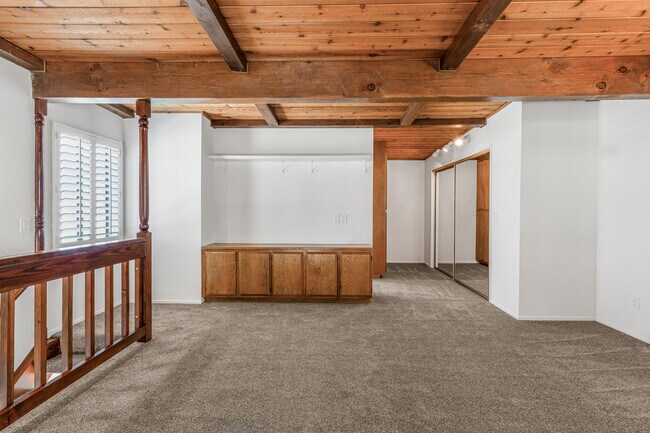 Building Photo - 221 Rossmore Dr