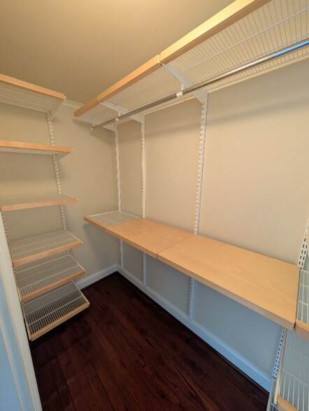 Building Photo - 9442 Canonbury Square