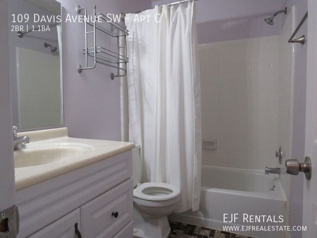 Building Photo - 109 Davis Ave SW