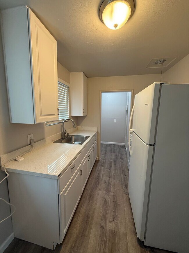 Building Photo - 512 Carpenter St