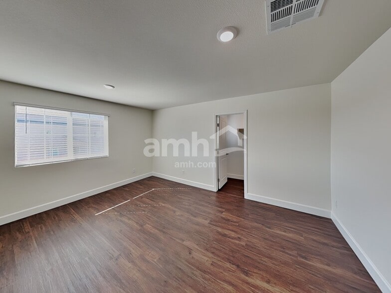 Building Photo - 556 Topiary Pk Ave