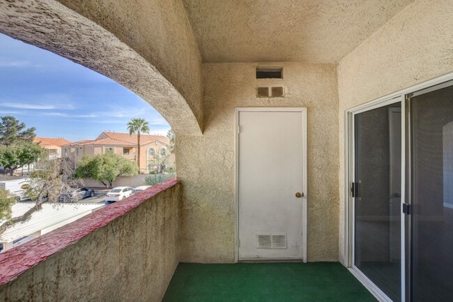 Building Photo - Stunning Upstairs Condo in Gated Indian Wells Community!