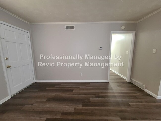 Building Photo - 744 Lester St