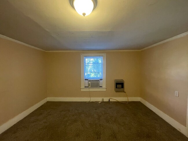 Building Photo - Studio Apartment in Central Macon Location...