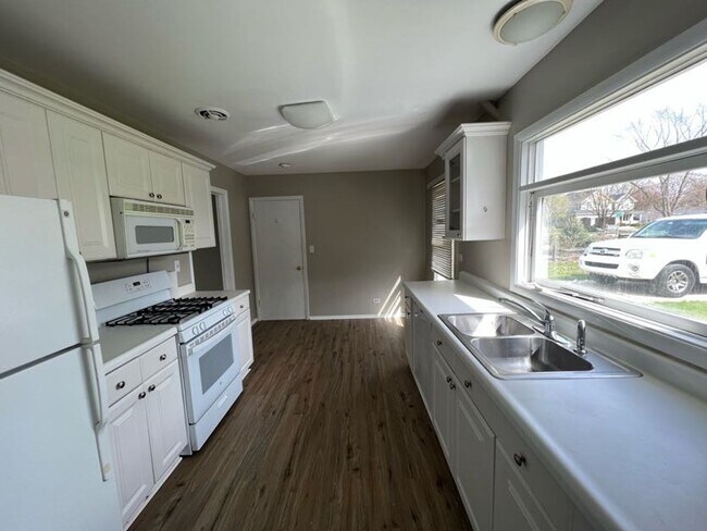Building Photo - 3 Bedroom Home in Wheaton