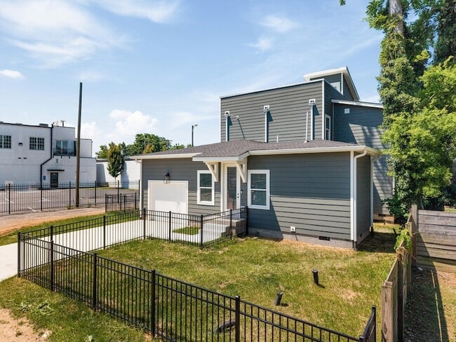 Building Photo - 1802 10th Ave N