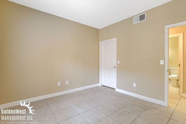 Building Photo - Stunning 2Bdm 2Ba Condo in a Lovely Gated ...