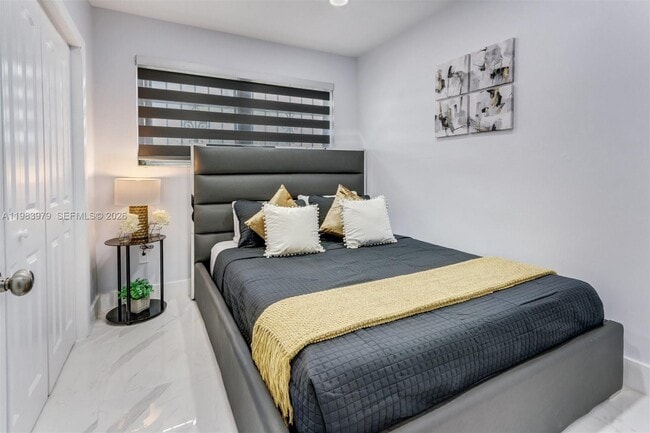 Building Photo - 980 W 45th Pl