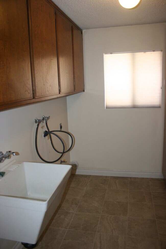 Building Photo - POOL!  Nice 3+2.5 Southwest Bakersfield - Laurelglen Area