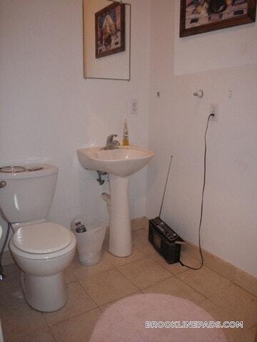 Building Photo - 1905 Beacon St