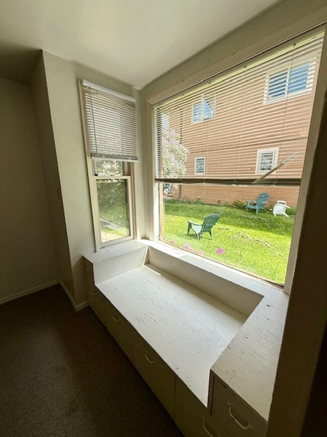 Building Photo - 3 Bedroom, 1 Bath Apartment for Rent - Clo...