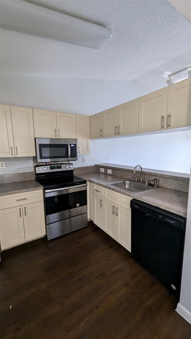 Building Photo - 9919 Nob Hill Ln