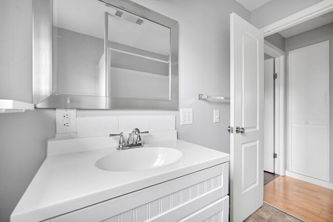 Building Photo - 2 Bedroom, 1 Bathroom Available!