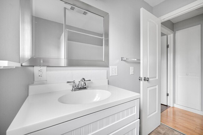 Building Photo - 2 Bedroom, 1 Bathroom Available Now!