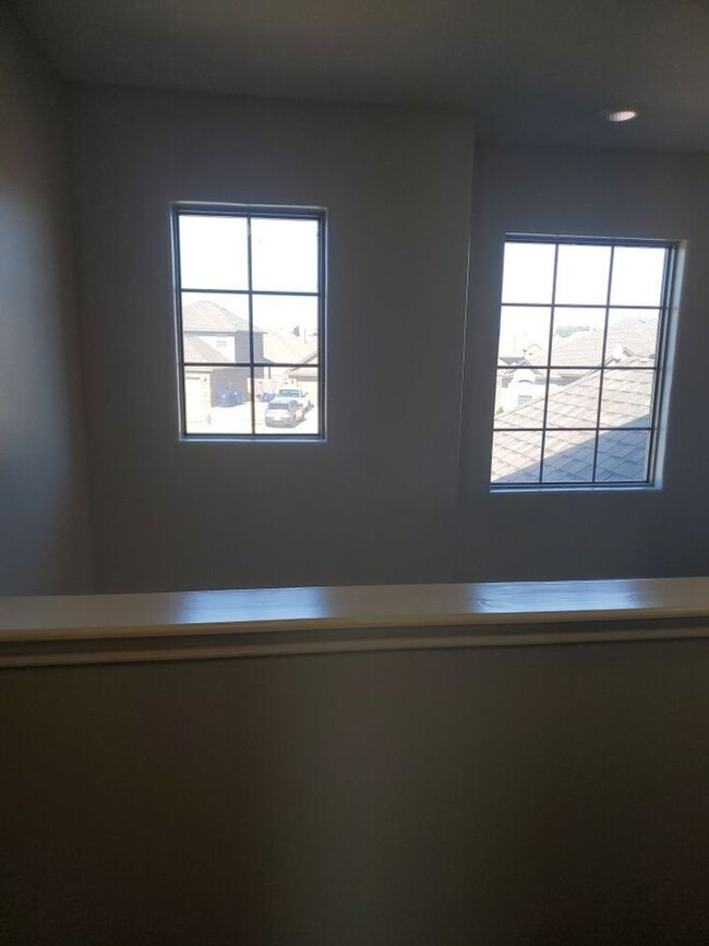 Building Photo - 4 bedrooms/2.5 bath over 2,000 square feet