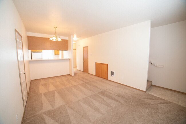 Building Photo - Oversized Townhouse in Prime Location!