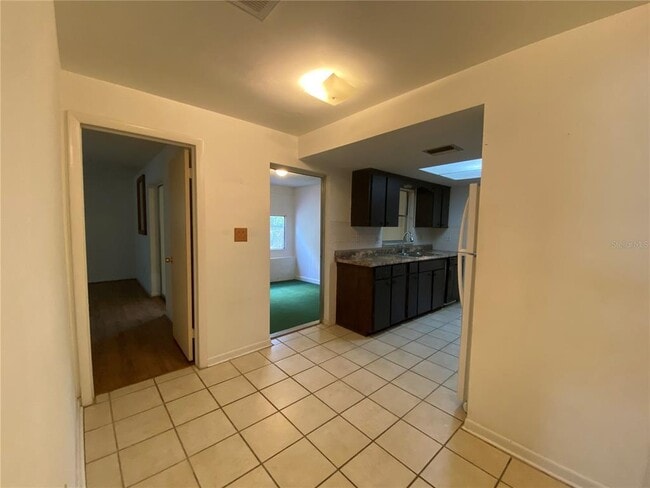 Building Photo - 2084 Ridgelane Rd