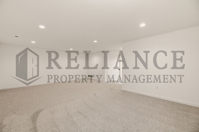 Building Photo - 5249 N Pinecrest Ct