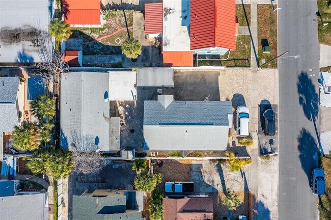 Building Photo - 553 72nd Ave