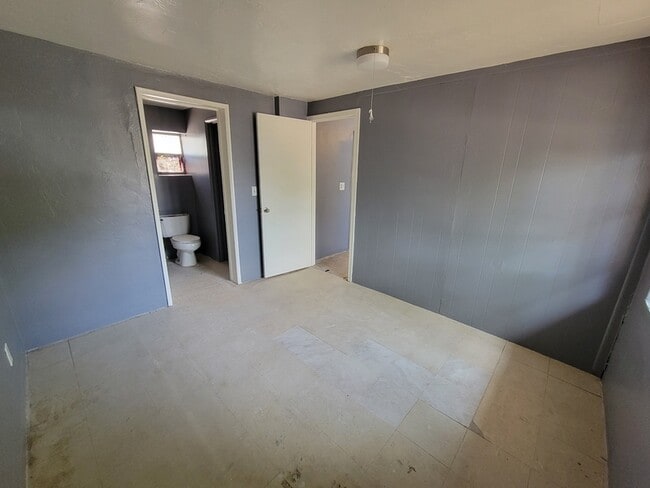 Building Photo - 461 W Thurber Rd