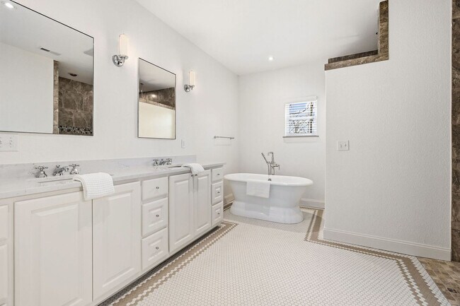 Building Photo - 802 NW D St