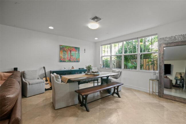 Building Photo - 732 NE 15th Ave