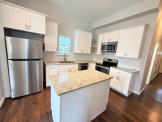 Building Photo - 3 bedroom and 2 bathrooms has newly renovated modern home in Southtown unit ready to move in! Mov...