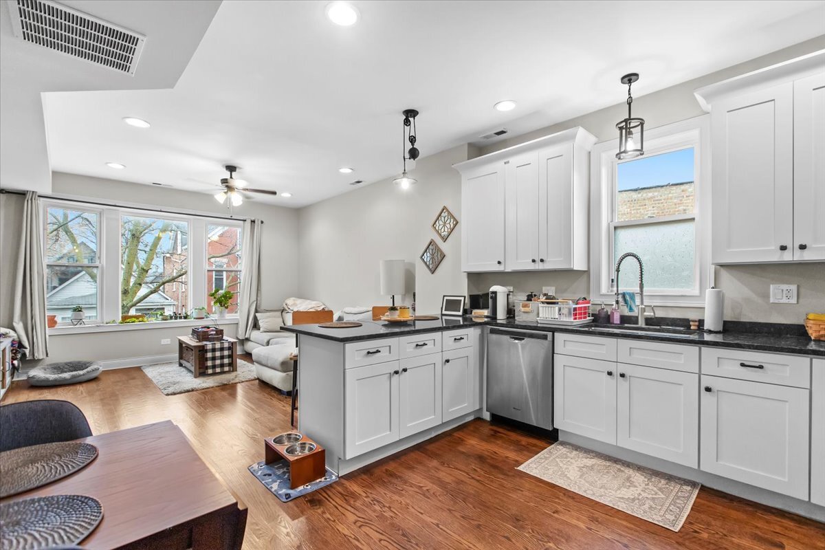 Building Photo - 2418 W Medill Ave