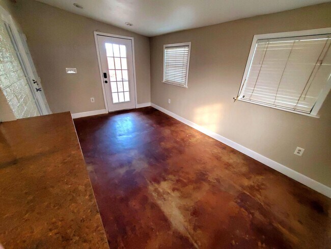 Building Photo - Spacious and Gorgeous 3/2 in Northwest Lub...