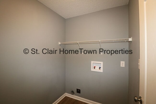 Building Photo - Close to Honda