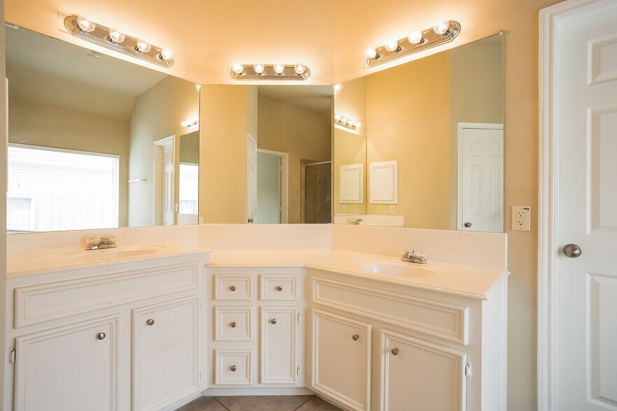 Building Photo - 9510 Wakefield Village Dr