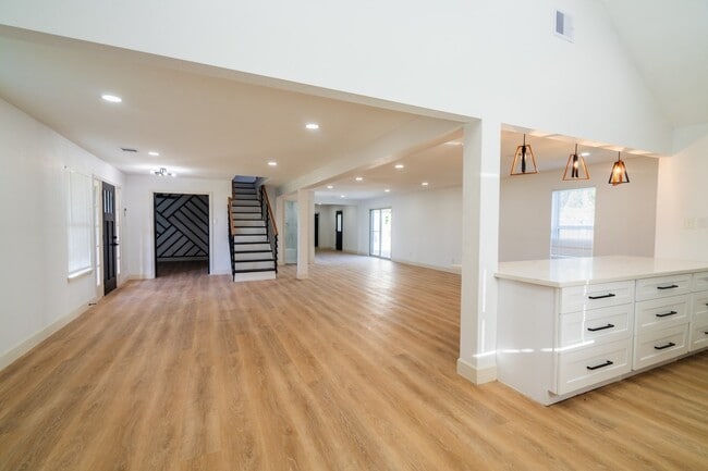 Building Photo - 1402 Bayou Shore Dr
