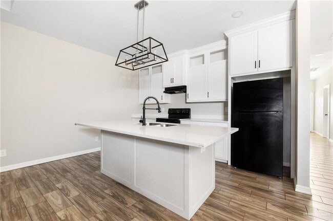 Building Photo - 9 W 5th St