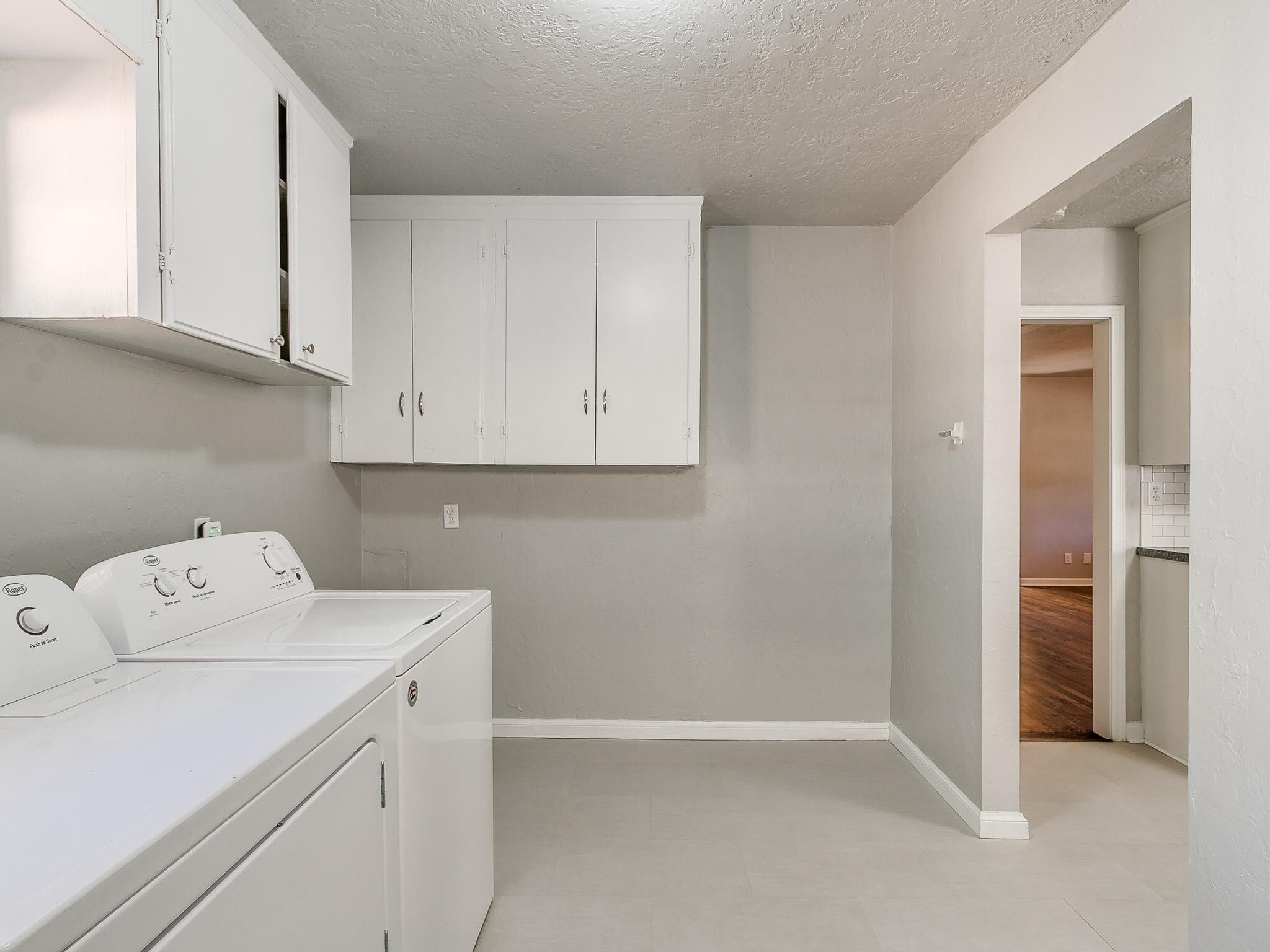 Building Photo - 703 Dakota St