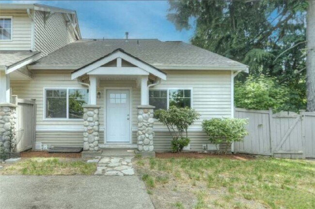 Building Photo - Beautiful Town House in Olympia