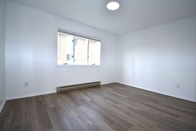 Building Photo - Great centrally located 2nd floor, 2 Bedroom 1 Bathroom apartment!