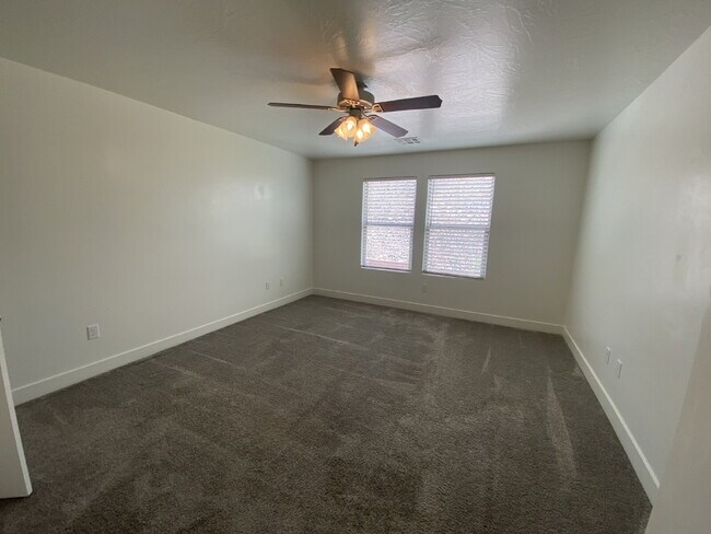 Building Photo - "Spacious 4-Bedroom Townhouse Retreat on S...