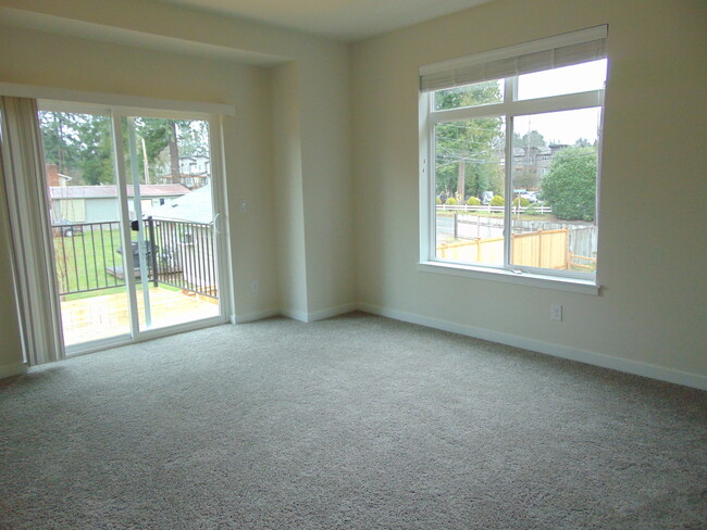 Building Photo - Gorgeous 3BR/2.5 BA Town Home.