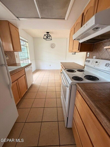 Building Photo - 6700 Escondido Dr
