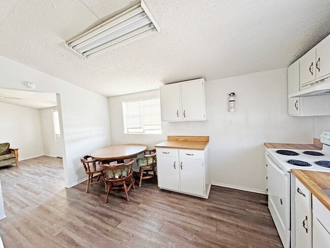 Building Photo - 408 W Holland Ave