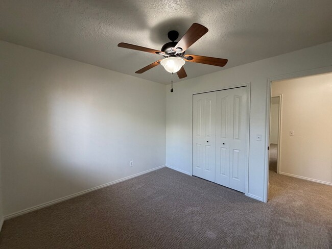 Building Photo - SPACIOUS HOME FOR RENT!