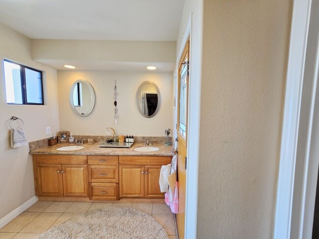 Building Photo - 2070 Oxford Ave