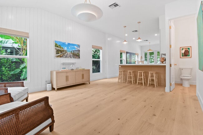 Building Photo - 845 Sunset Rd