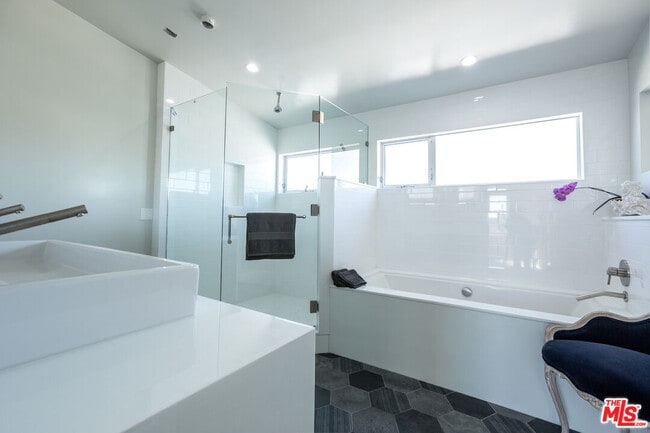 Building Photo - 613 6th Ave